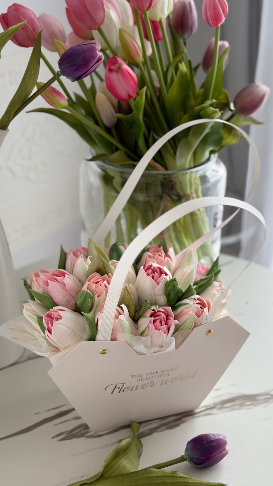 Bolsita blanca con tulipanes